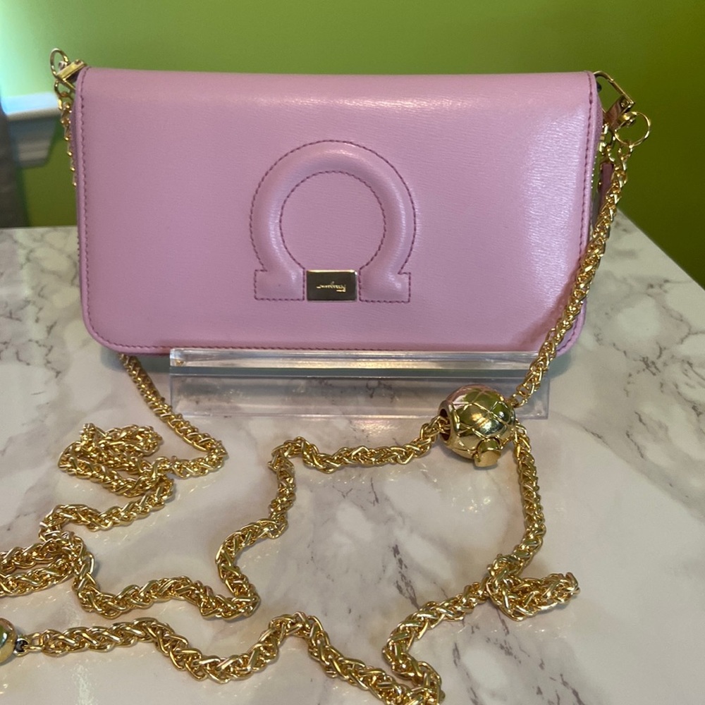 🇮🇹✨Ferragamo ✨🌸Pink Zippy Wallet with free adjustable, detachable G…